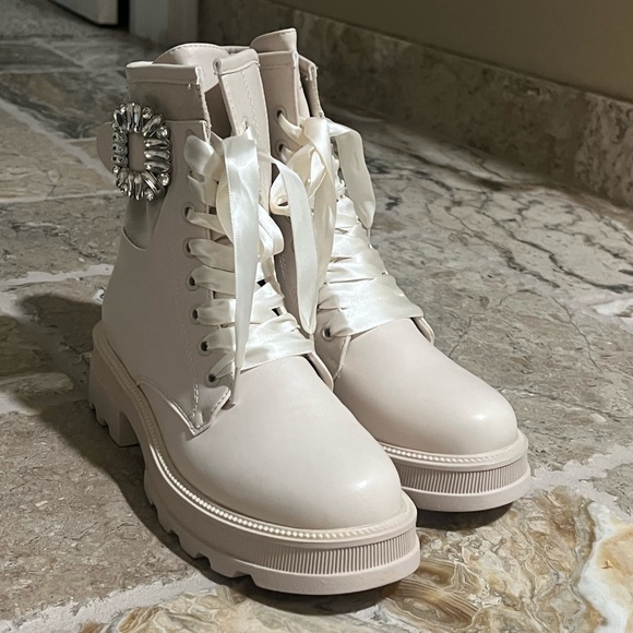 Size 8 fashion nova combat boots - Picture 2 of 4